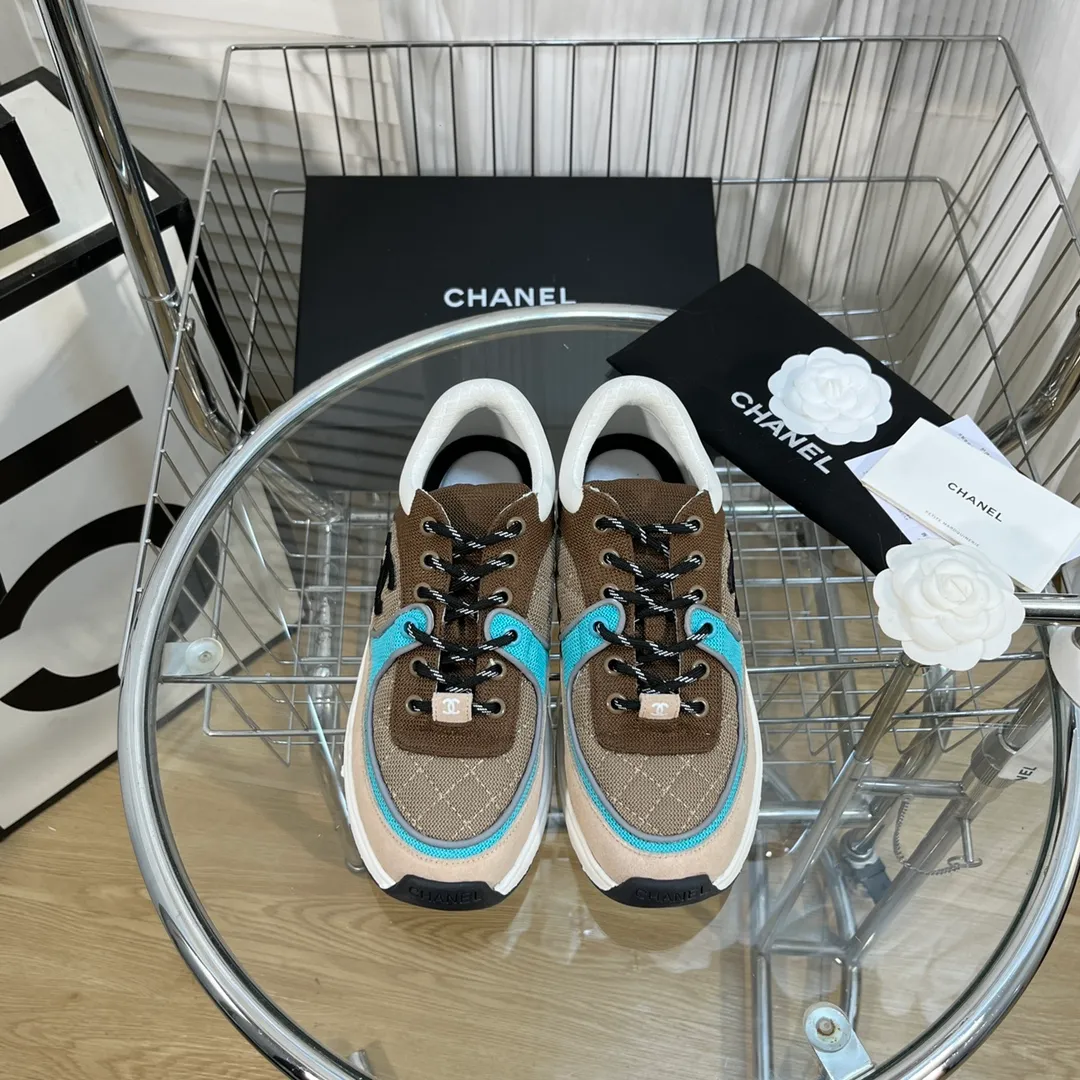 👟👟Ex-factory price 560👟👟 Chanel Chanel - 2022 counter top casual sports shoes This classic design; the upper is electro-embroidered with a variety of techniques; the outsole is fashionable and sporty; it is unusual to incorporate a variety of color matching elements... The diversified mix and match is very good-looking and versatile, casual, fashionable, sports and outdoor can be taken into account... ꫛꫀꪝ Go➫ Material: ❶Upper is made of: Original imported high mercerized smooth cow suede + electric embroidery technology + imported breathable mesh ❷Inner use: original imported breathable mesh ❸Outsole based on: original TPU combination outsole Counter boutique packaging complete set for women 35–42 men 38–46